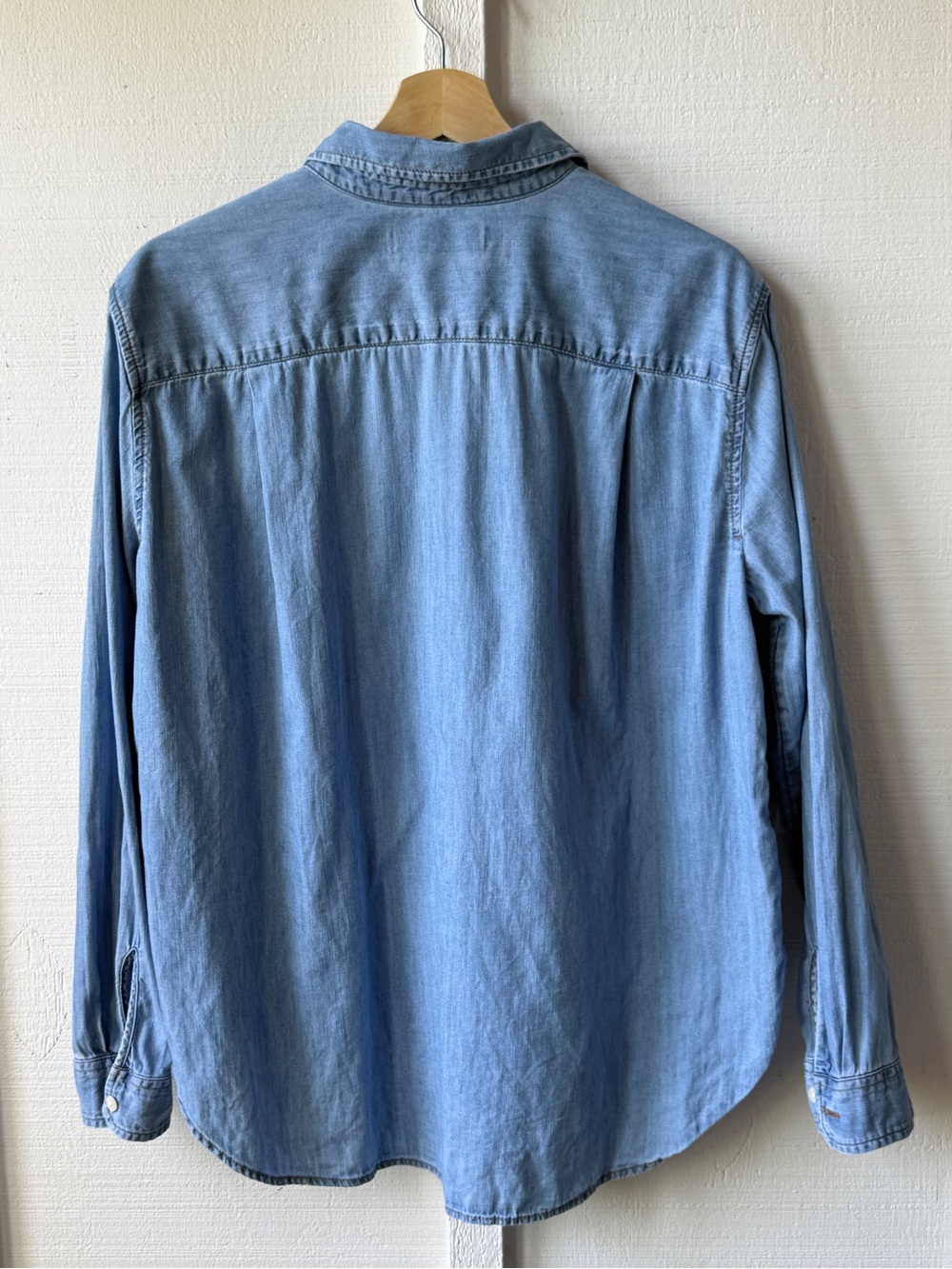 AT Loft Denim Chambray Button Down | EUC | Size L - Picture 5 of 7